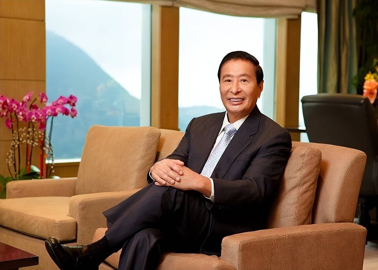 97岁李兆基逝世,坐拥2200亿身家仅一段婚姻,前妻离婚后出家
