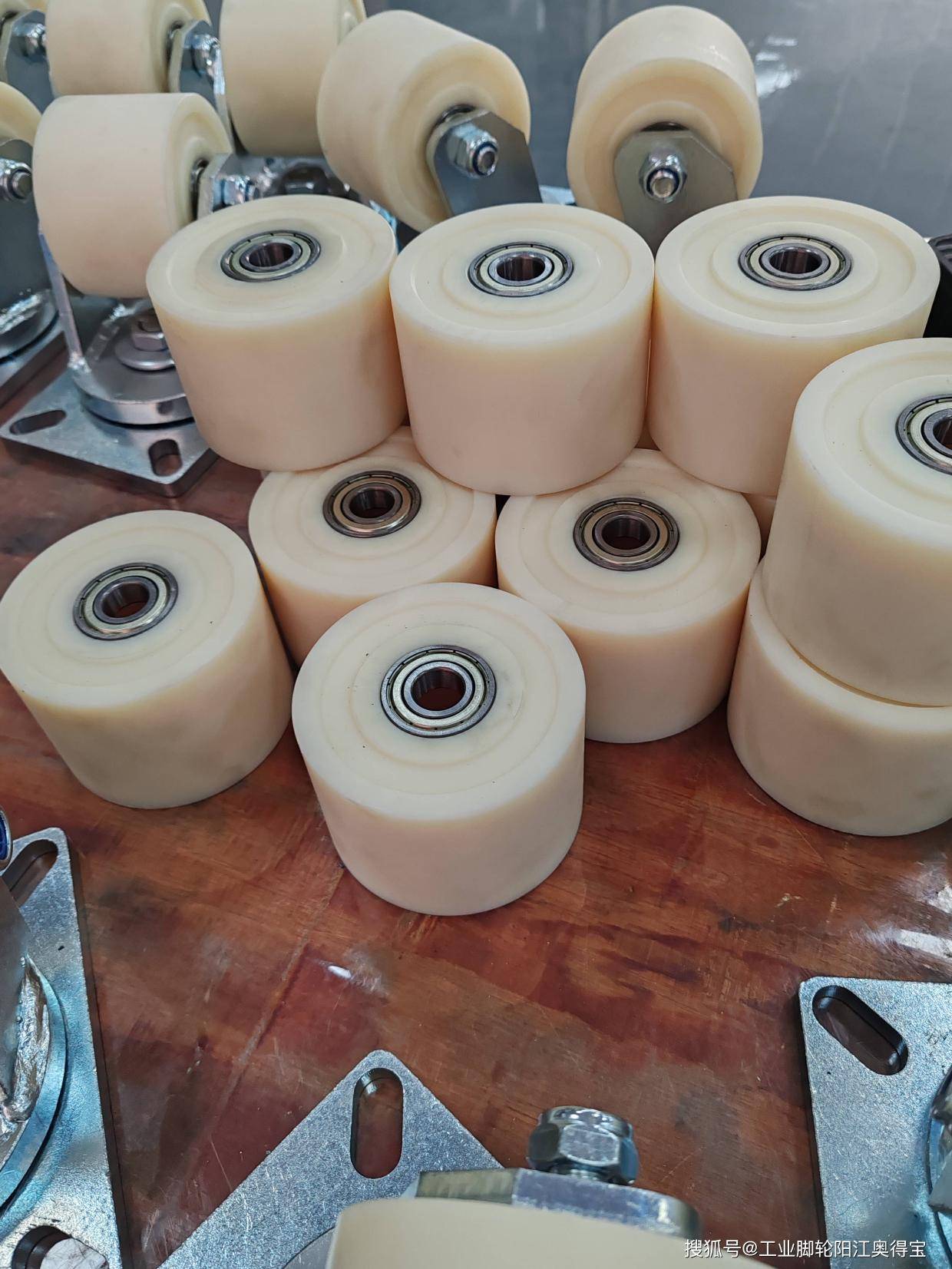 明威集团:工程级mc尼龙轮,轮径100mm,轮宽75mm, 单轮承重2吨