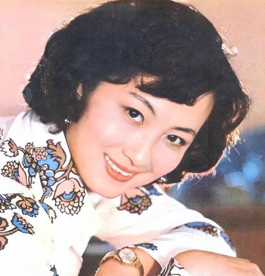杨丽坤因长得太美遭到好姐妹迫害后半生凄惨爱情救赎了她
