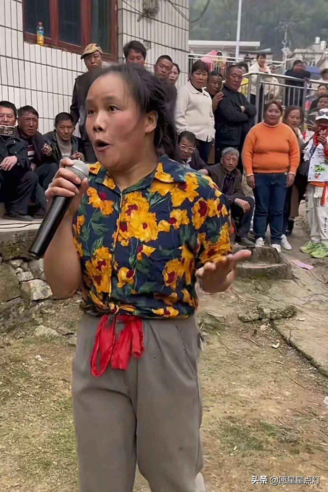 翻看彝土豆早前视频无论是外观还是外貌她是个普通的再也不能普通的