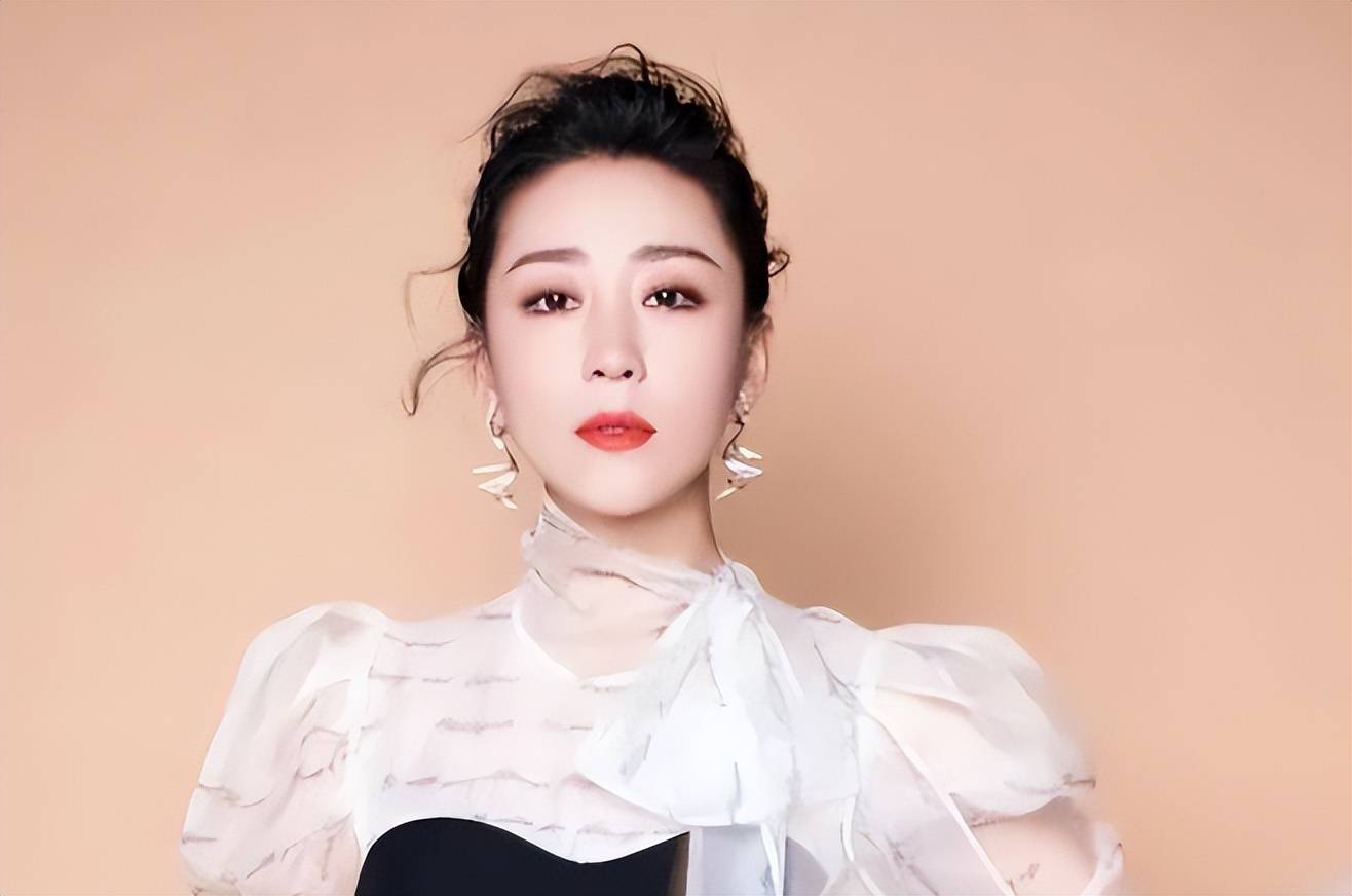 演员苗圃:嫁大19岁富商,婚后生一儿一女,如今一家四口幸福美满