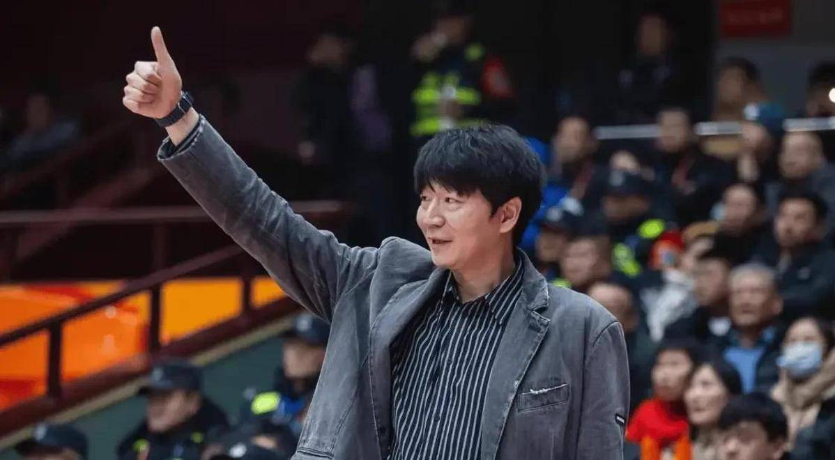 山东男篮逆转晋级！刘毅爆发, 邱彪激励年轻球员, 打造未来核心_手机搜狐网