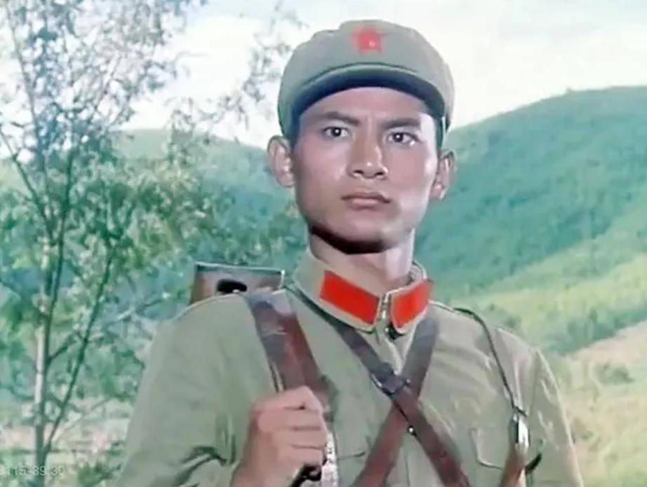 周国宾:《难忘的战斗》中被秤砣砸的警卫员,时隔49年变油腻大叔