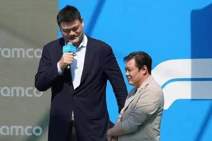 姚明范志毅罕见同框！“范大将军也有小鸟依人的一天”
