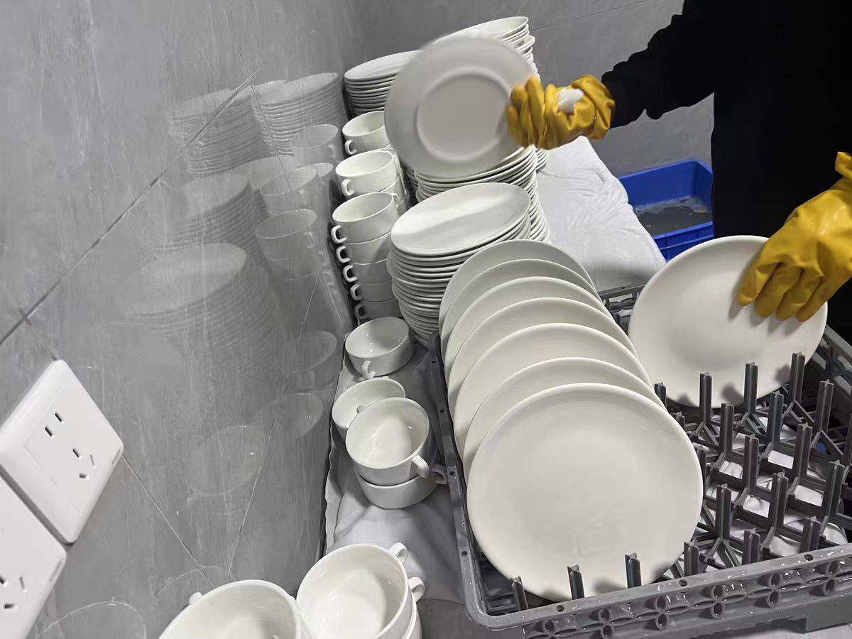 《洗碗工集体出逃?餐饮业用工困局背后的科技破局》