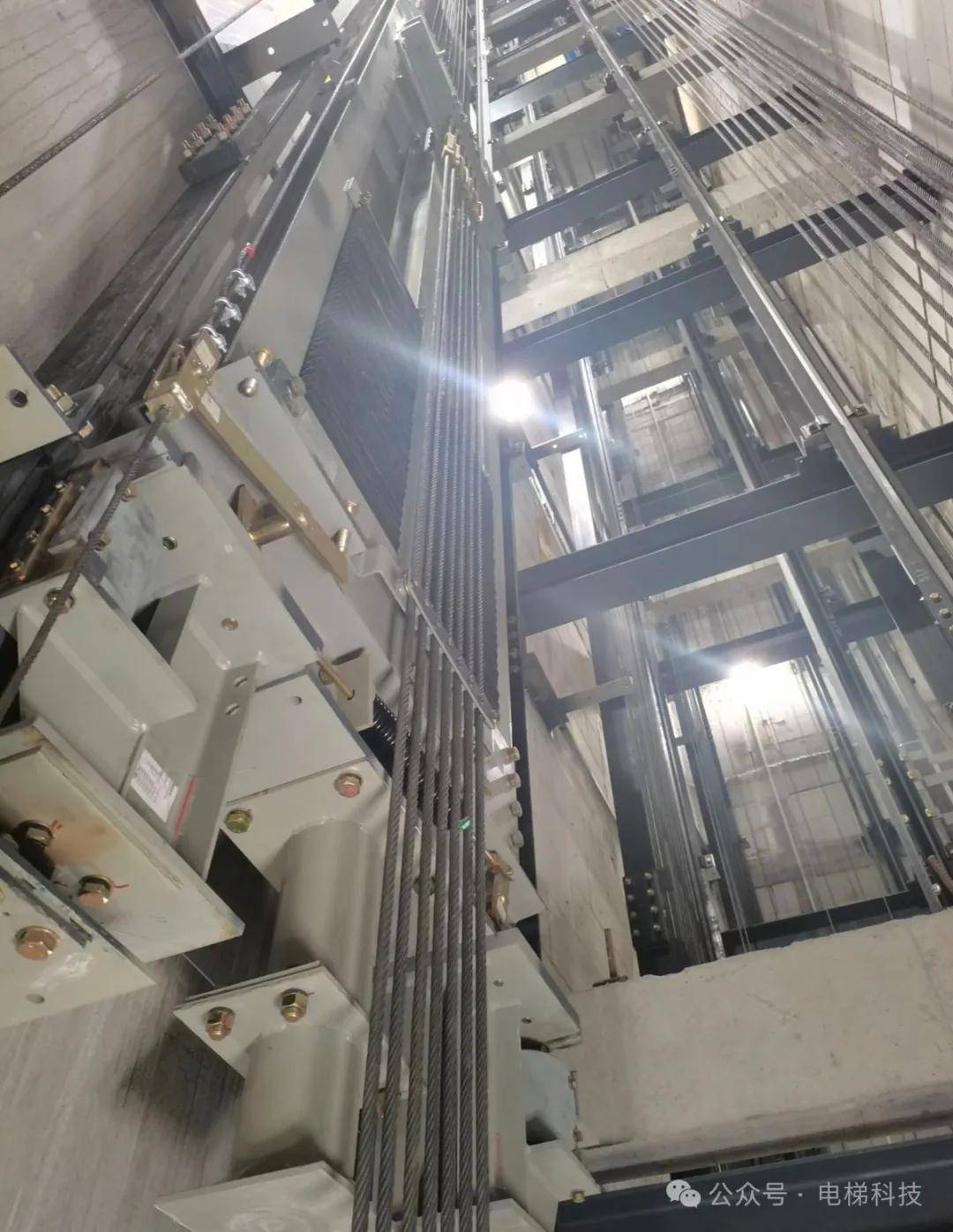 实拍:电梯对重安全钳