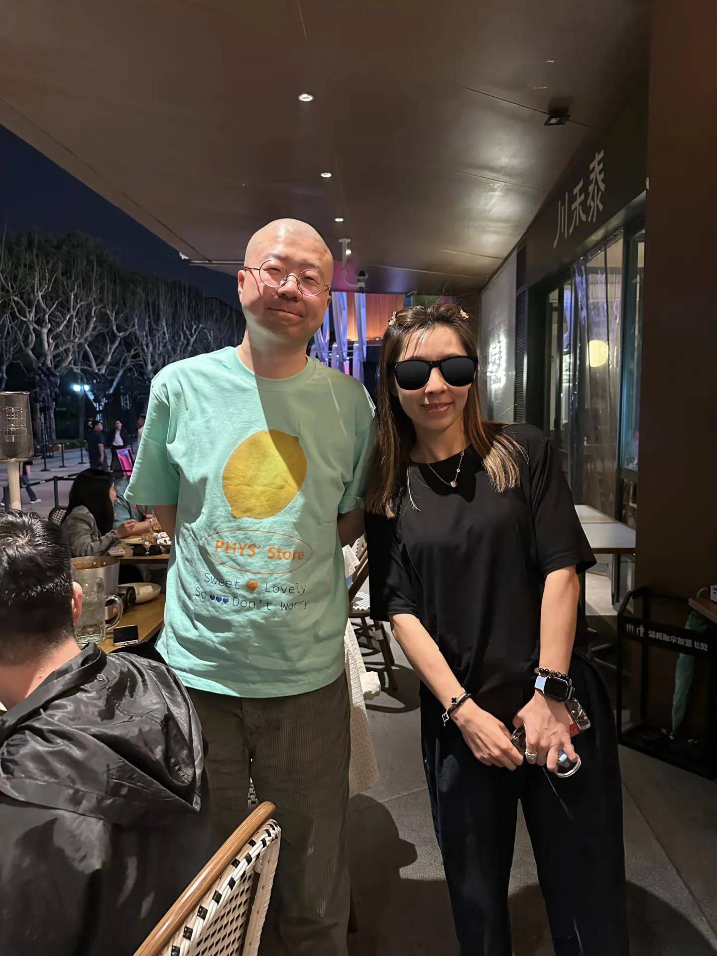 36岁李诞在上海骑共享单车在街边躺着玩手机不用上班好悠闲