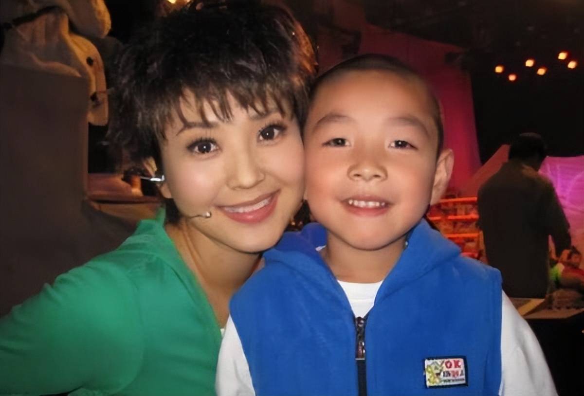 生了儿子杨初一后,她也没在家多待,孩子满月就回去干活了