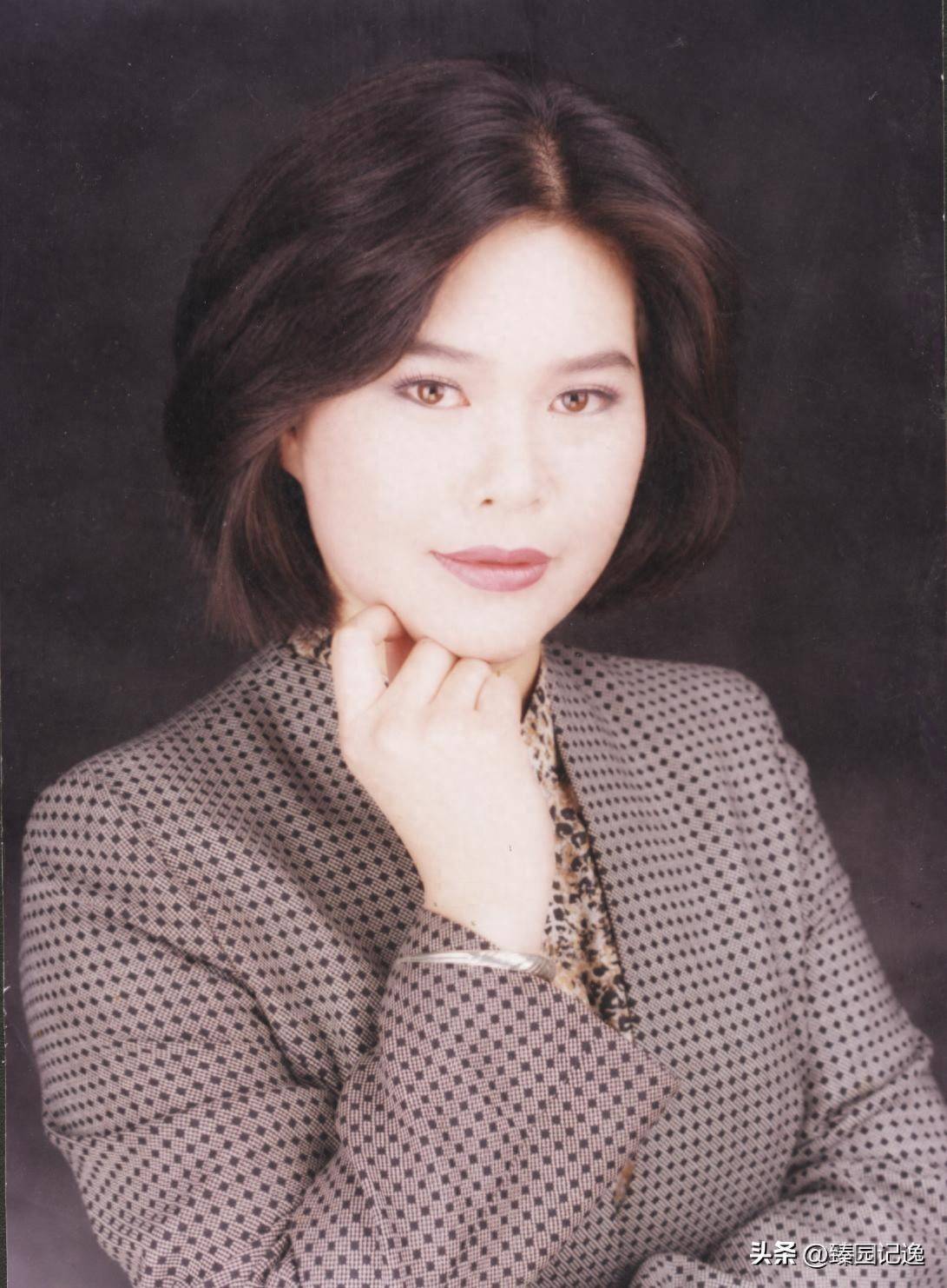 央视著名媒体人影视评论员杨君的自传《慕然》