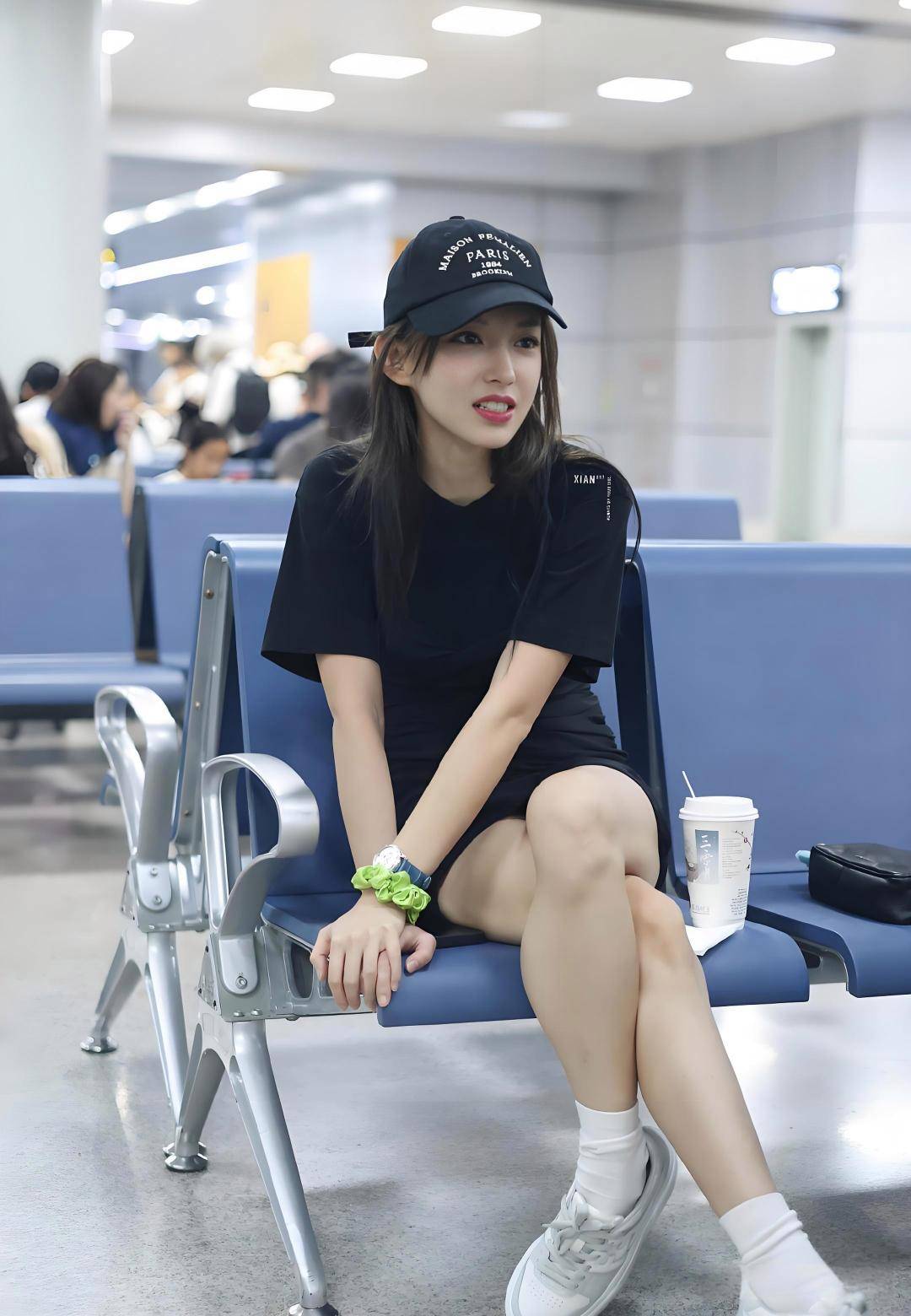 程潇黑色连衣裙配棒球帽现身机场,随性时尚,魅力十足