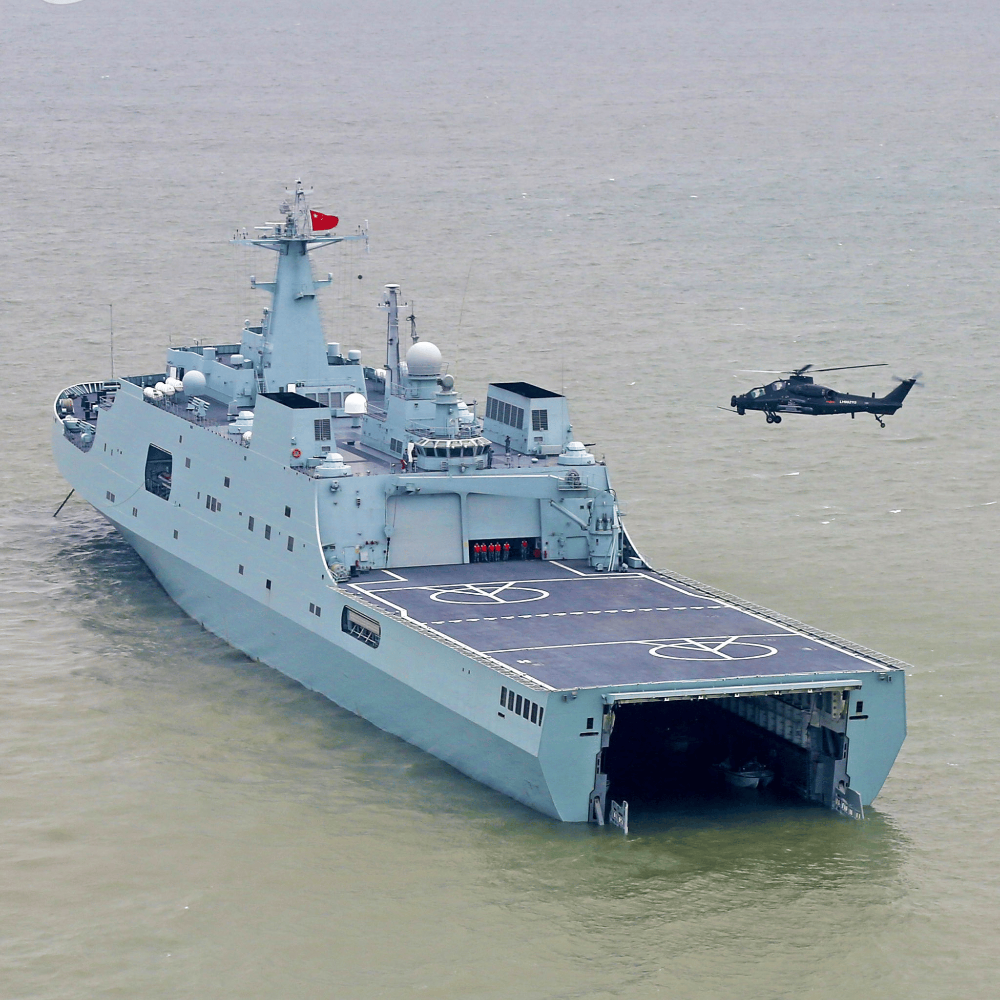 076两栖登陆舰吨位堪比辽宁舰,或加装电磁弹射,可搭载歼35战机