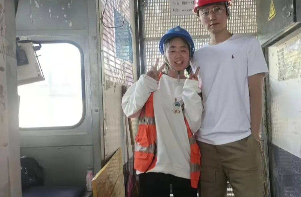 谢霆锋现身深圳工地，疑似为办公室选址！，演唱会筹备期，谢霆锋抽空深圳看在建楼盘！