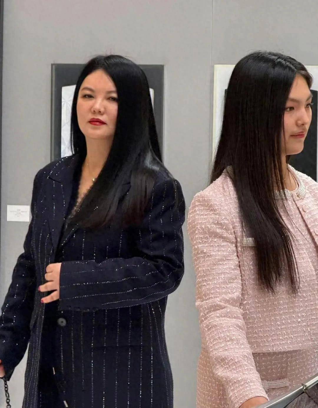 艺术展上李湘一家：离婚后育儿智慧的别样展现 从萌娃到名媛，王诗龄在艺术展完成华丽转身