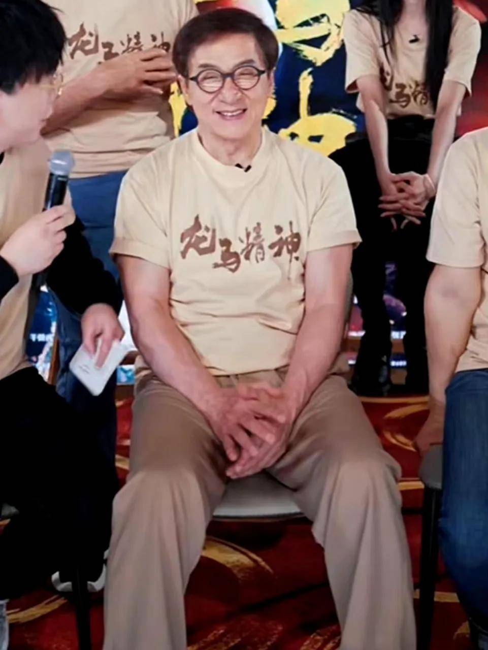 71岁成龙现身，健步如飞却挡不住岁月的馈赠