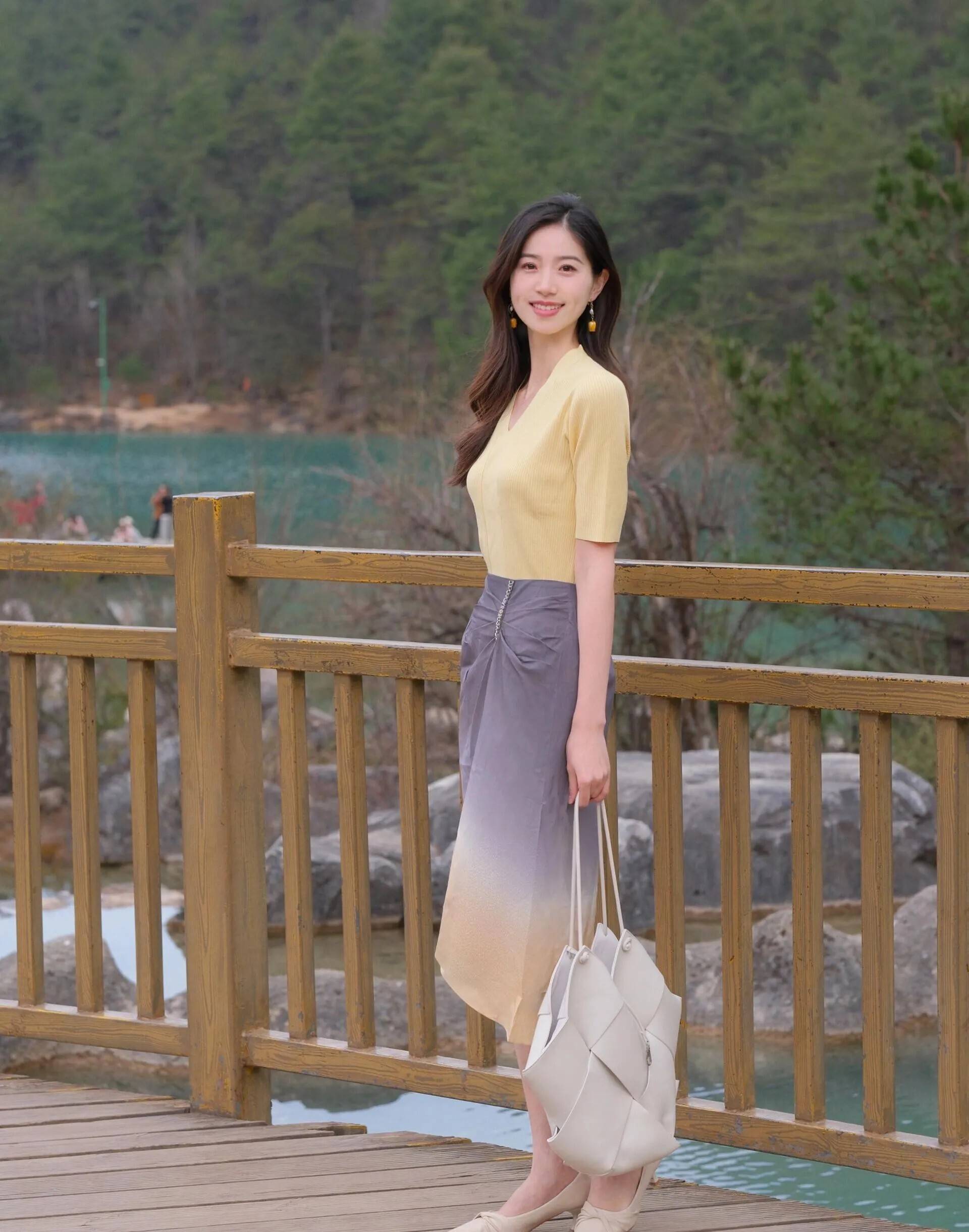 湖畔时光:气质美女湖边摄影写真