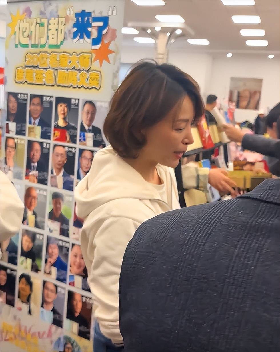 51岁董卿近况曝光,现身儿子学校义卖会,丈夫成老赖后从未露面!