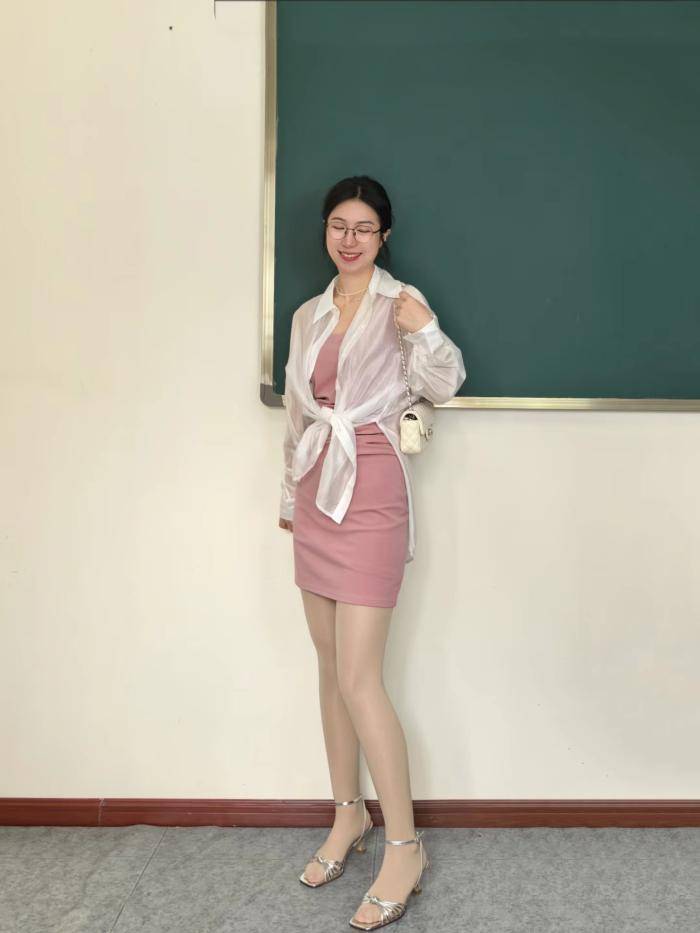 肉色丝袜配银色凉鞋,这样的 "裸感" 组合真的适合老师吗?