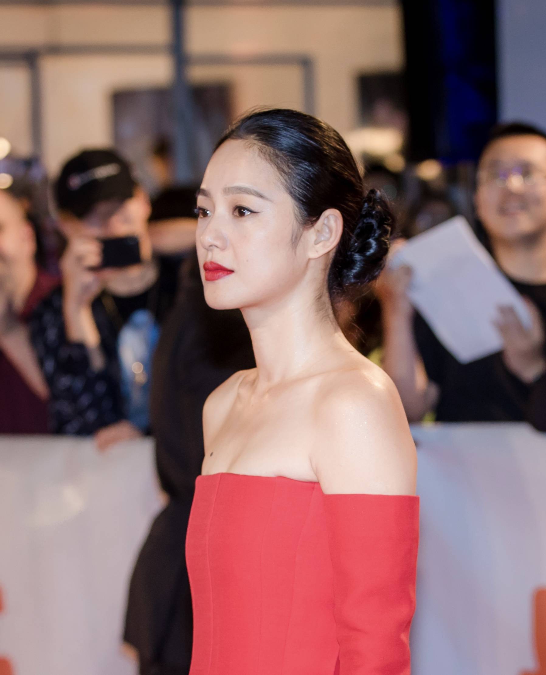 当年周韵一句"你女儿看着孤单",让姜文心头一颤,开启20年婚姻