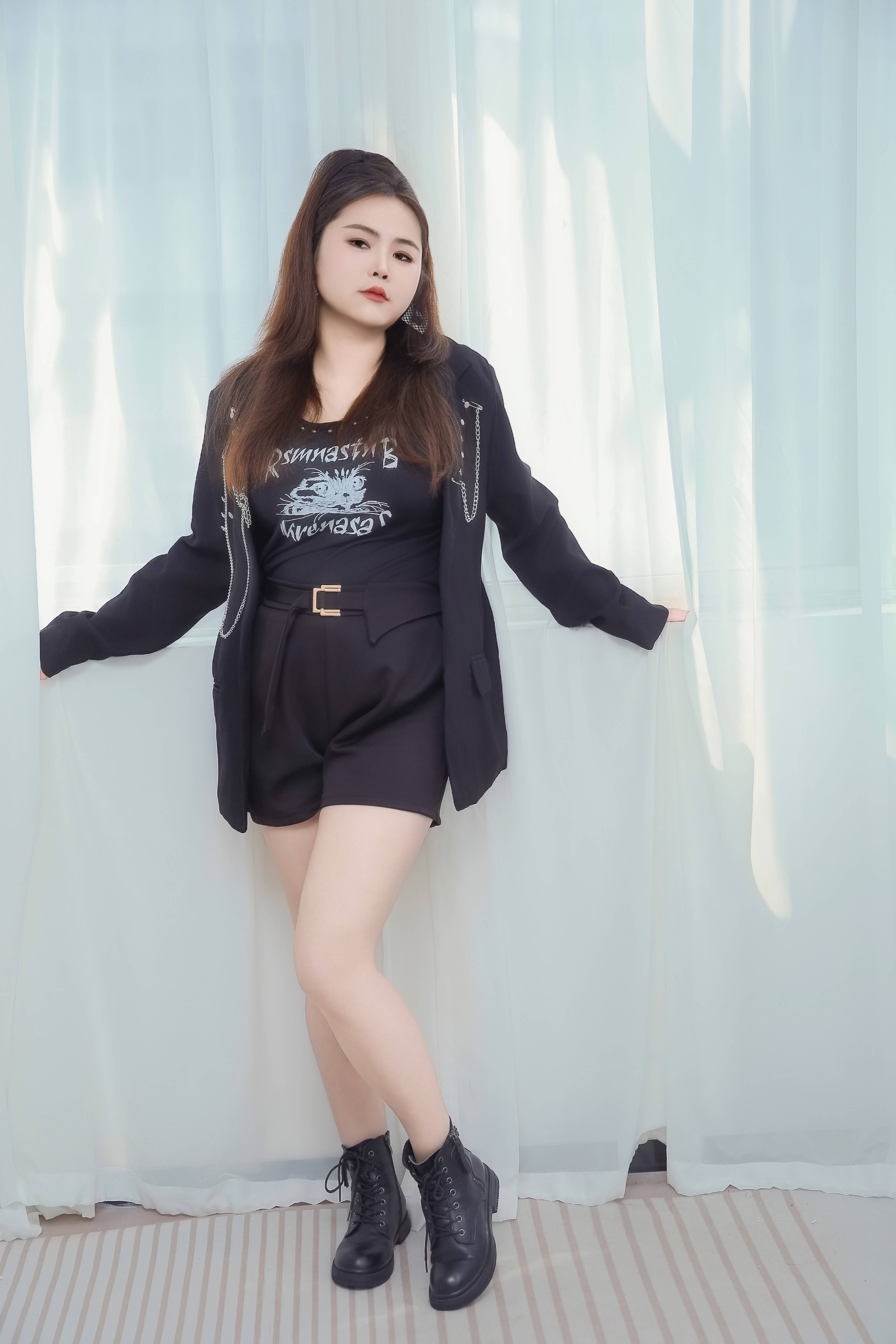 丁莉温婉自信绽放光彩