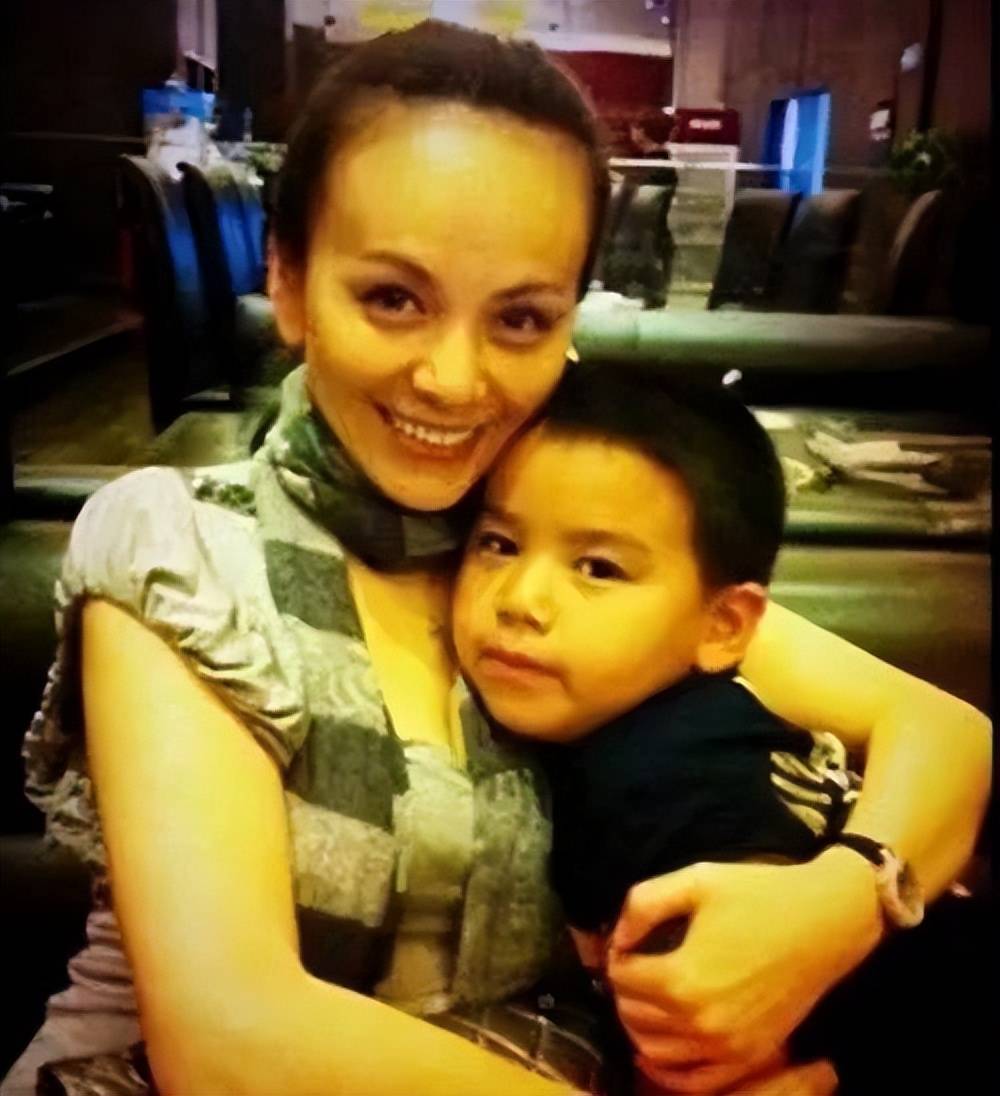 54岁王琳婚纱照惊艳全场,两段婚姻留下遗憾,儿子鼓励她大胆爱