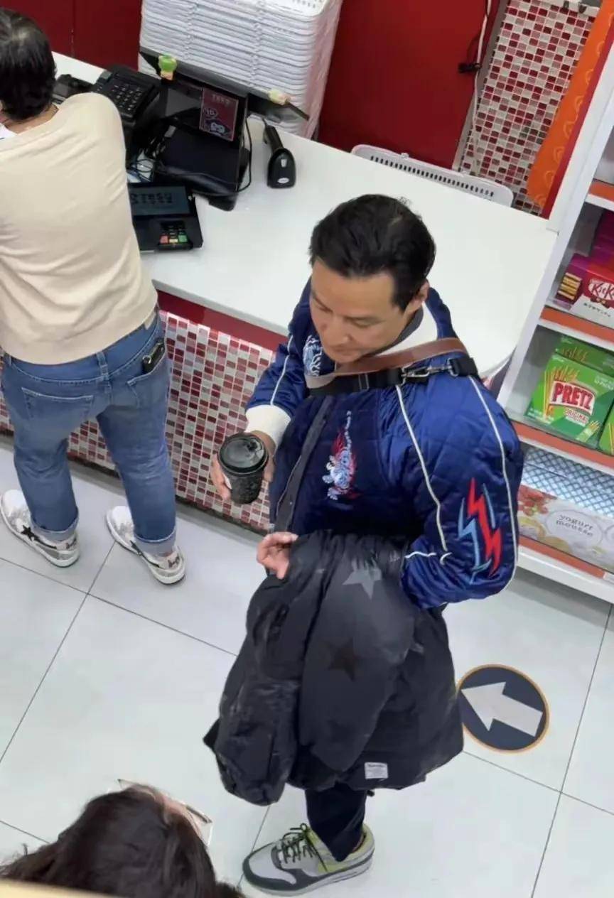 50岁吴彦祖素颜现身美国,皮肤晒黑显老态,昔日男神彻底变了模样