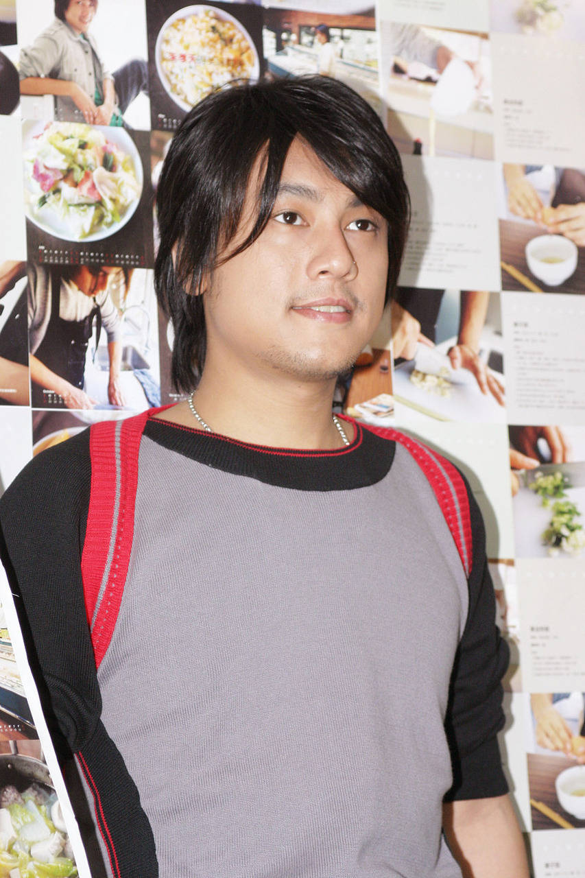 朱孝天从偶像到探店博主烟火气里泡开的人生下半场