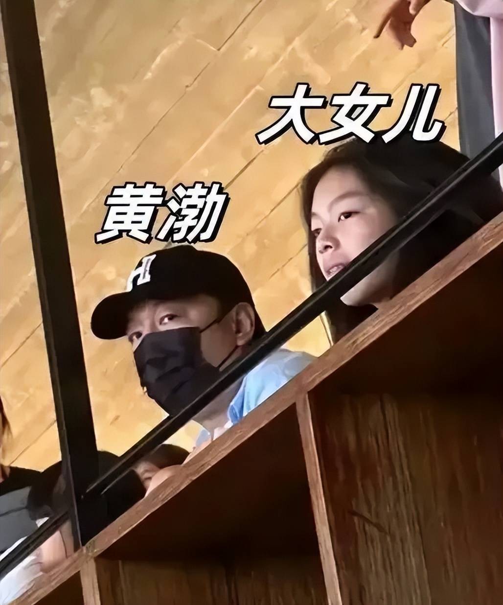 黄渤一家在三亚旅游,老婆快50岁还打扮精致,女儿随他长相很普通