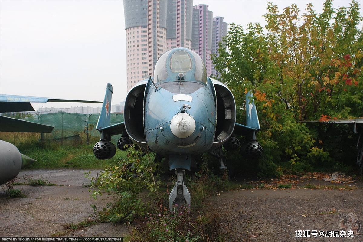 废弃的军用飞机被遗弃在高楼林立的空地上?