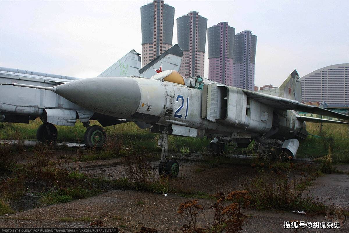 废弃的军用飞机被遗弃在高楼林立的空地上?