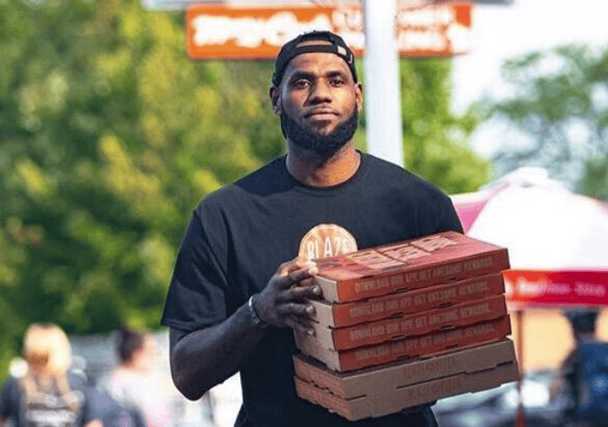 NBA巨星场外风采：詹姆斯投资智慧与库里高尔夫技艺