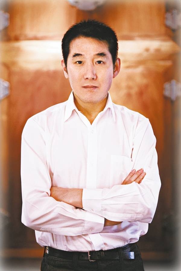 原创父亲是京圈大佬海岩他整容失败后退出演艺圈如今成名导演