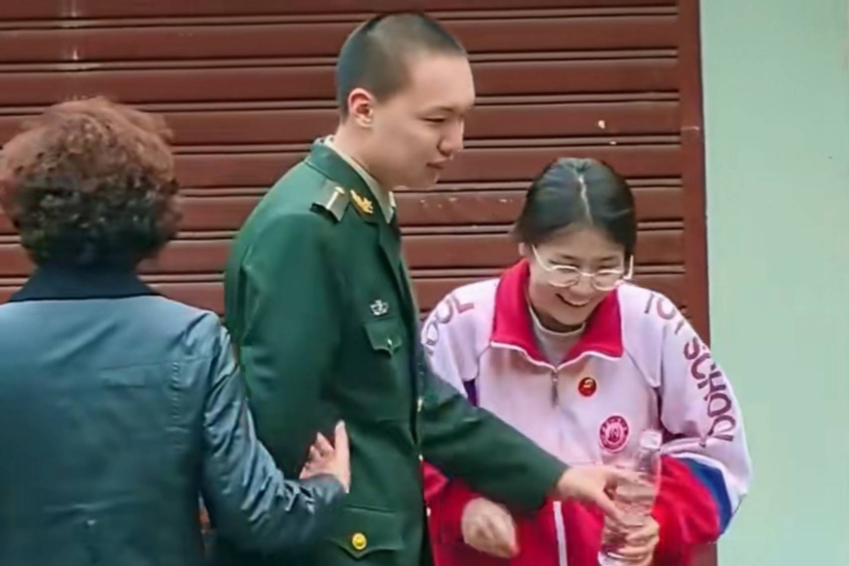毛主席孙媳刘滨看着儿女嬉闹,摇头走开,毛甜懿做起了鬼脸
