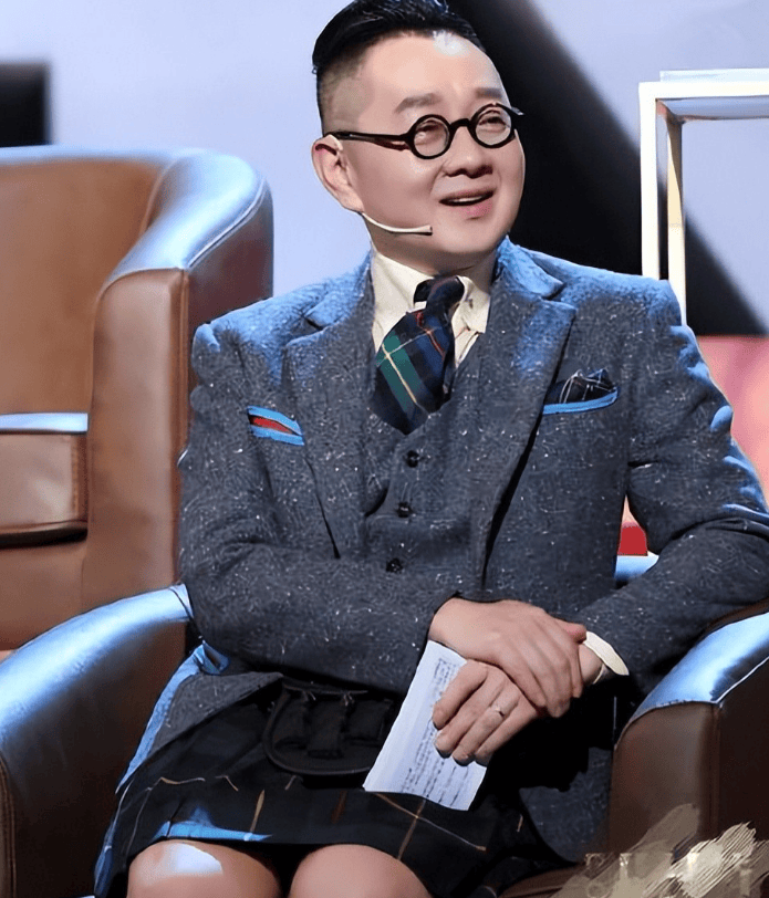 张绍刚现状：52岁衰老明显，依然在大学里教书，妻子是气象局领导_节目_质疑_背景