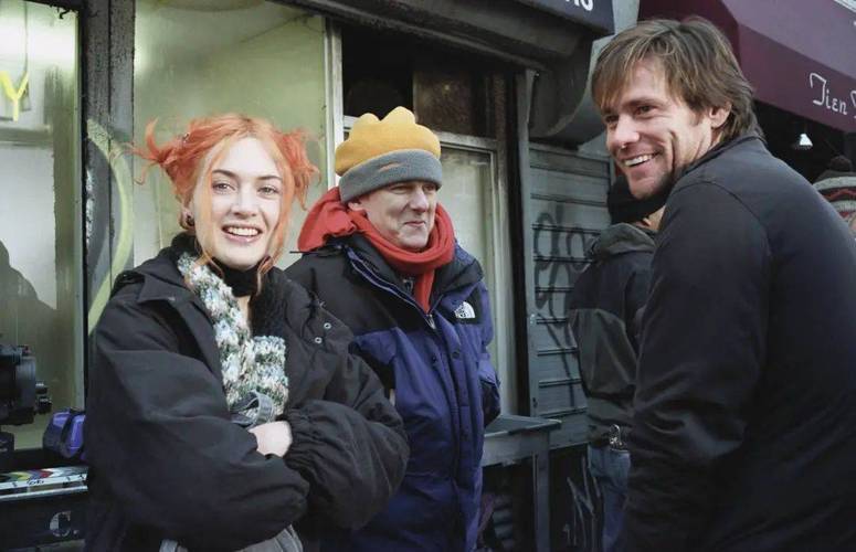 当记忆成为爱情的反义词：解码《暖暖内含光》的温柔悖论