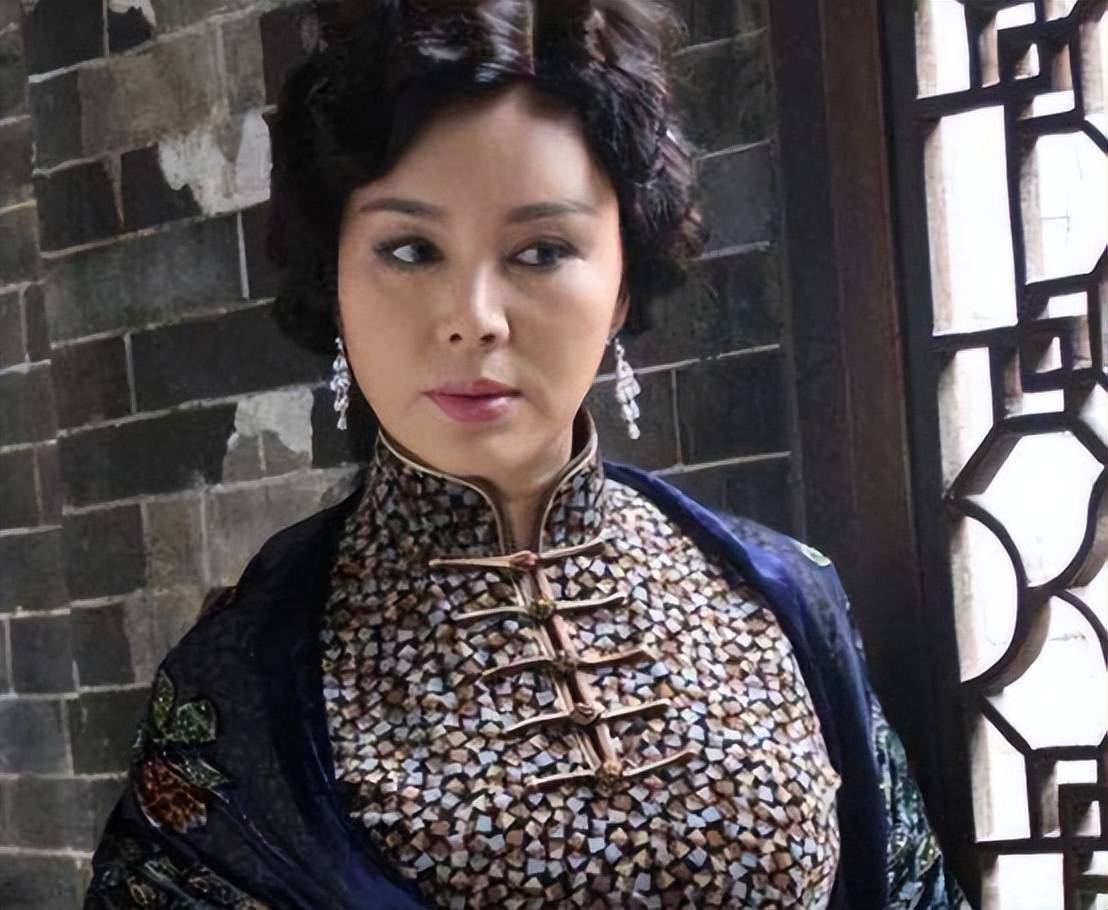 演员于小慧:月子期间离婚,做单亲妈妈38年,如今儿子是他的骄傲