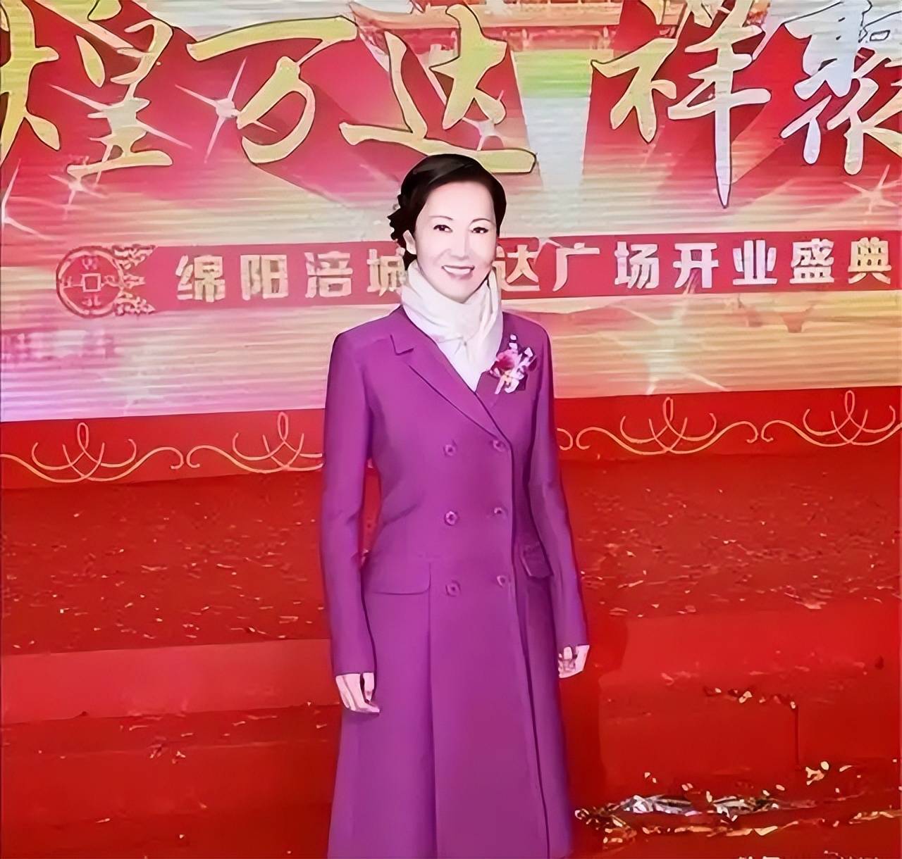 砸2000亿救万达,拥有中国一半富豪资源,万达老板娘林宁有多牛?