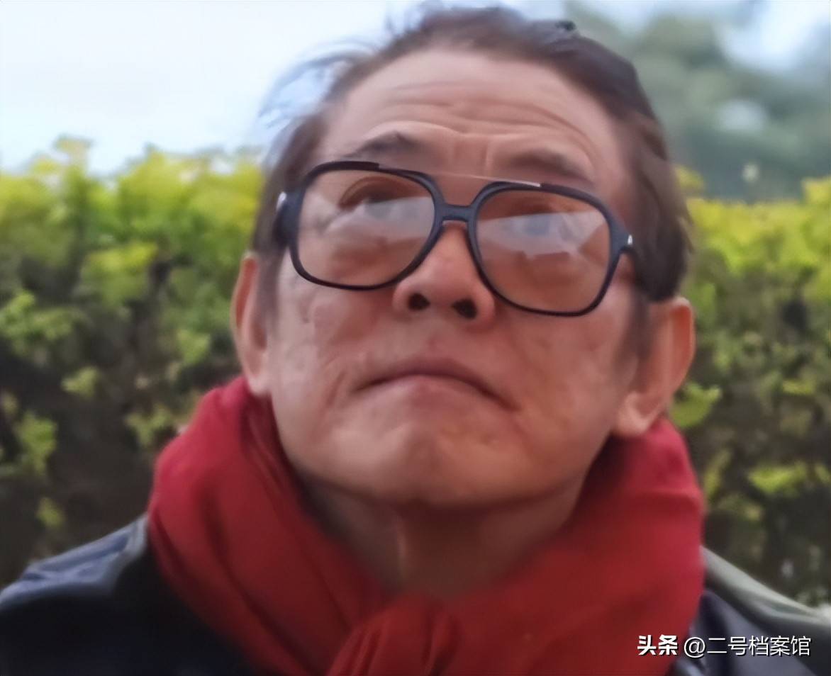 62岁李连杰现身北京,身形消瘦让人认不出,没有当初巨星的气势