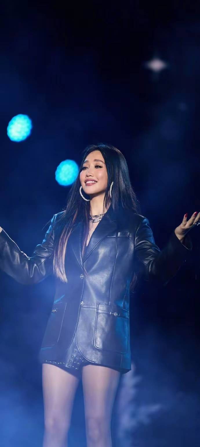 黄丽玲演唱会黑丝美腿炸场!这状态谁能不爱?