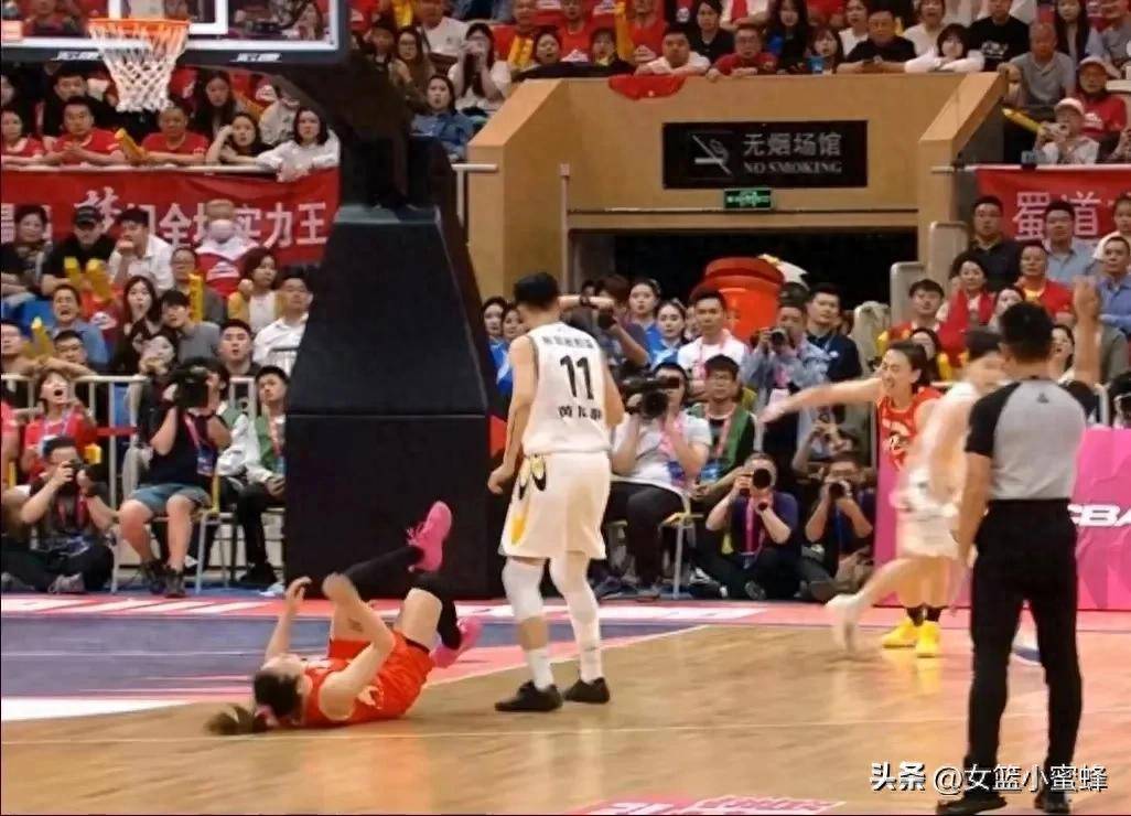 四川女篮总决赛G3：李梦受伤、高颂复出与米洛什的执教危机