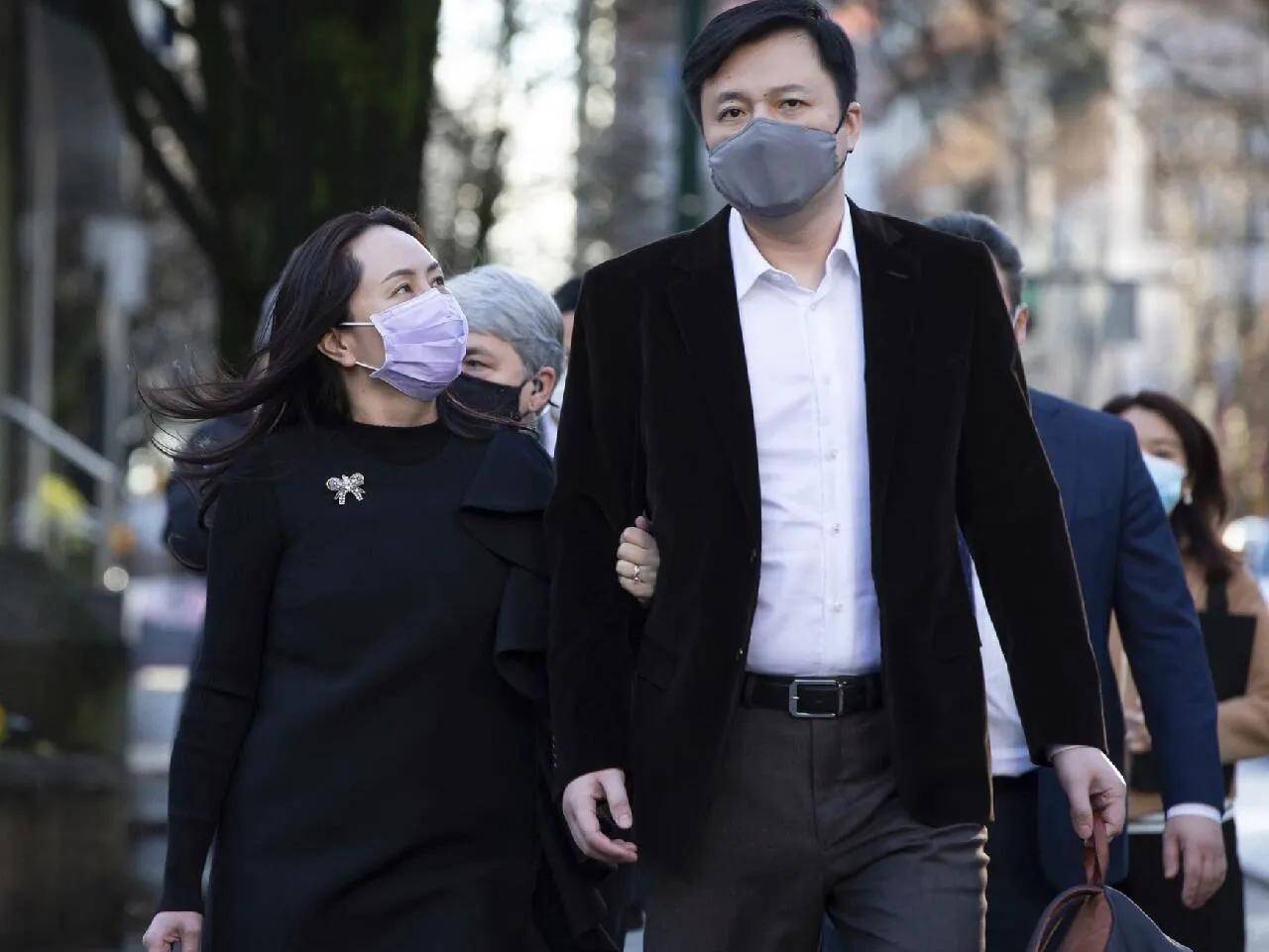 孟晚舟陪老公参加成都七中校庆,她戴着大钻戒,她扎麻花辫很青春