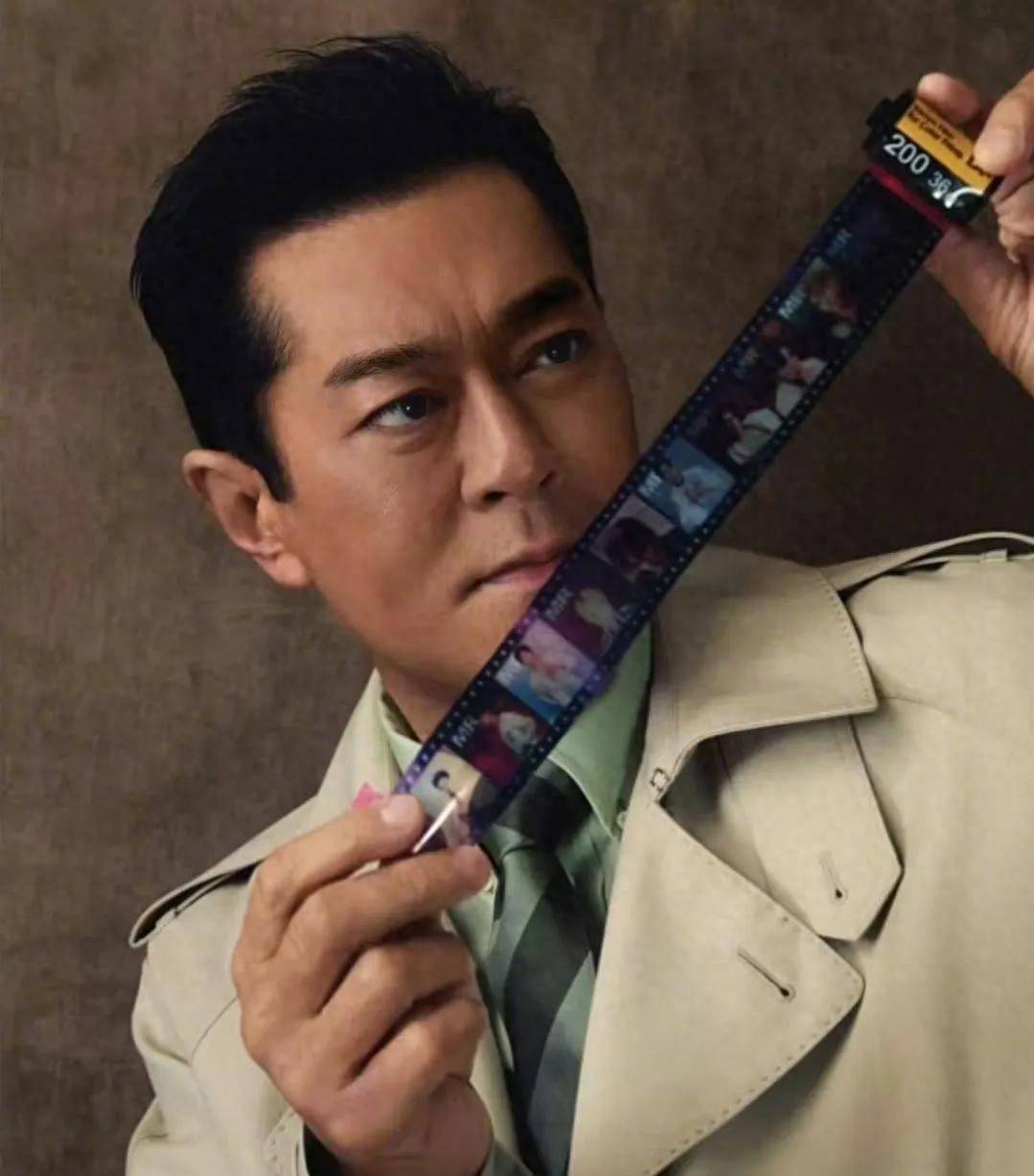 起初,古天乐频繁佩戴墨镜的行为被外界认为是个人造型选择,但在4月10