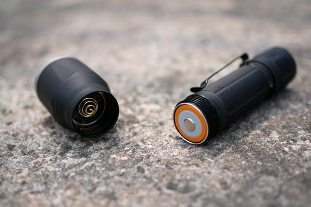 菲尼克斯 TK17 战术手电：暗夜中的光芒利刃