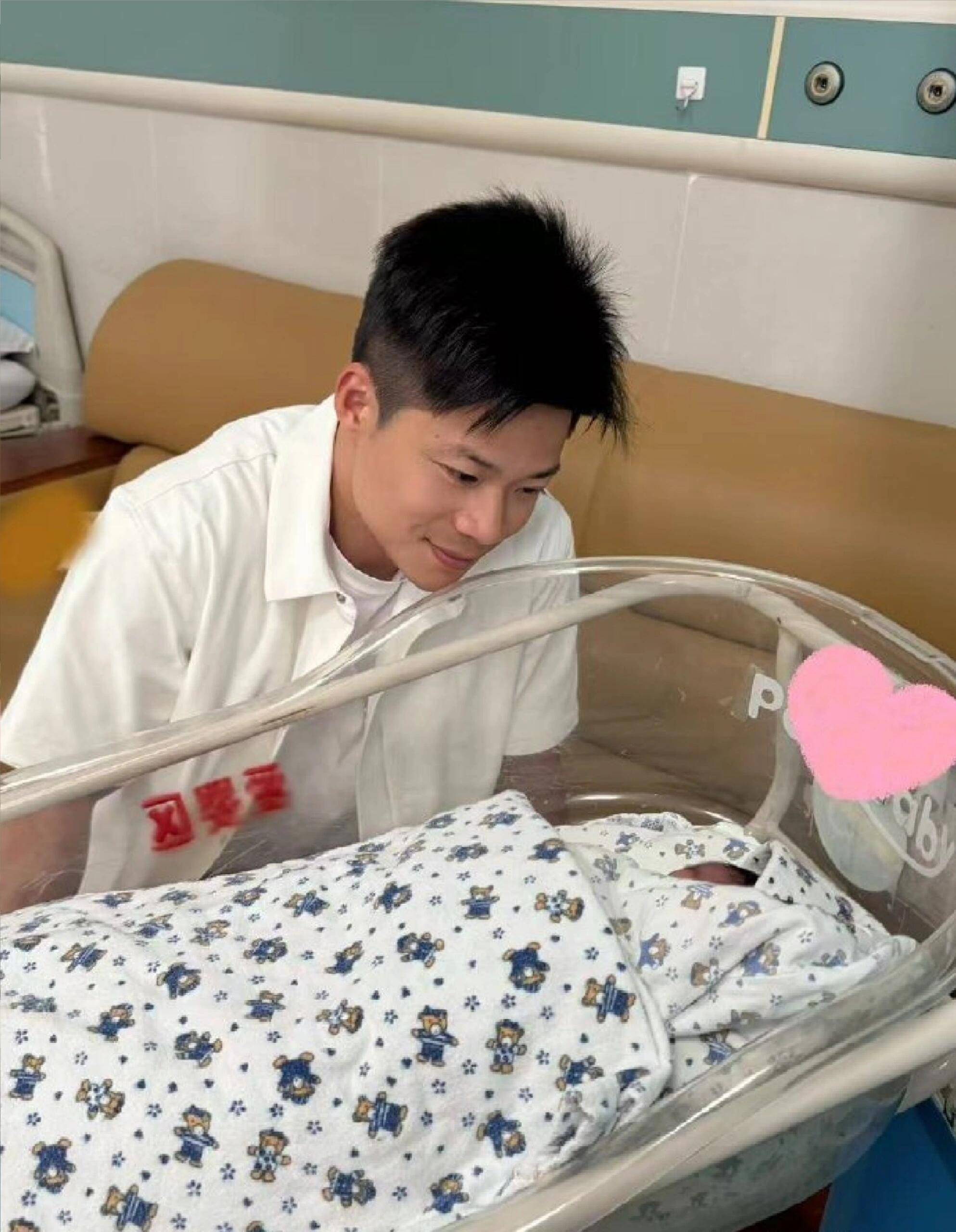 亚洲飞人赛场外变身超级奶爸与妻子甜度爆表