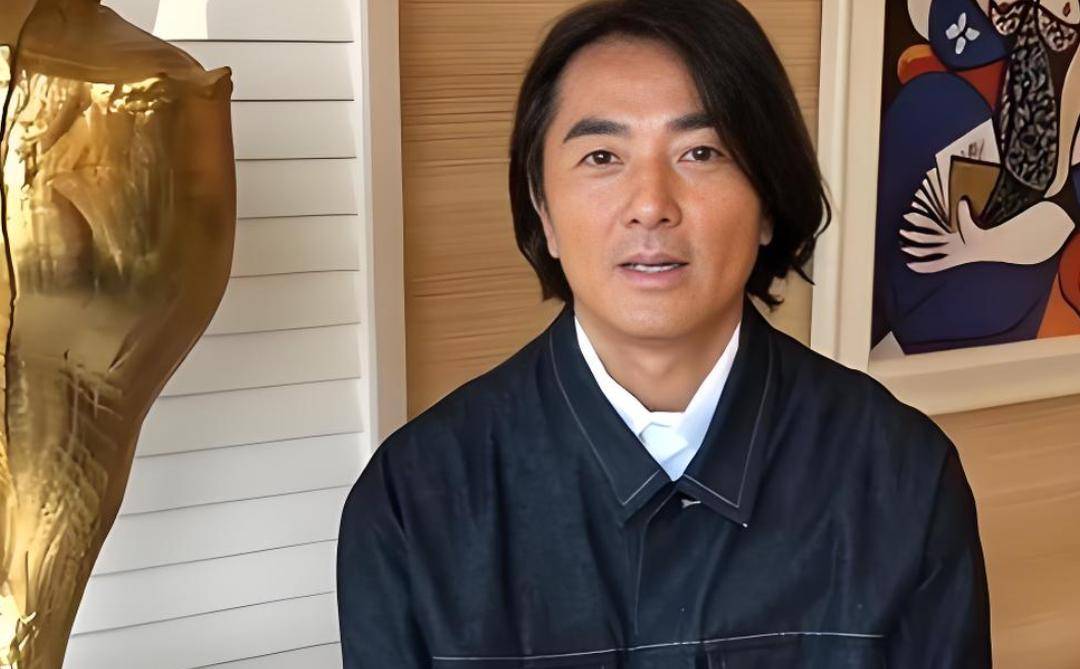 上了年纪后,郑伊健脸上的皮肤肉眼可见的松弛下来,鼻子两侧的法令纹也