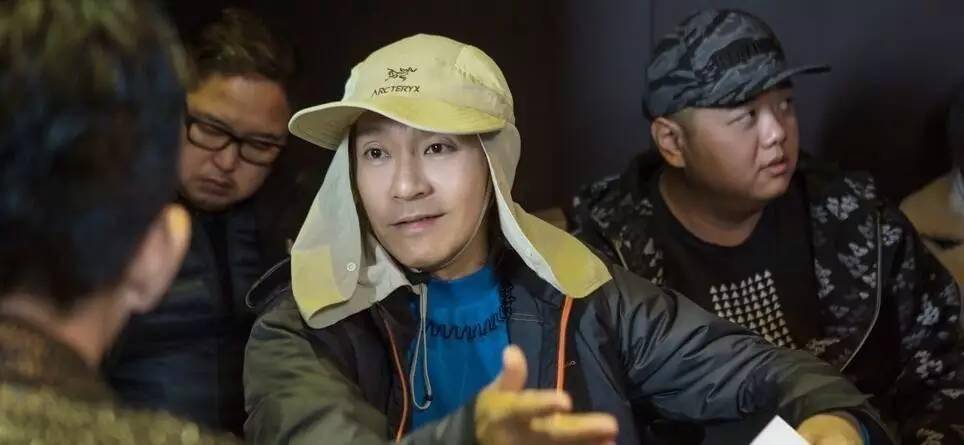 看完周星驰片场照片,就能明白为啥他在圈里没人缘了