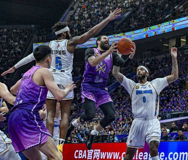 沈梓捷31分难救主 周琦曾凡博伤缺首钢险胜2