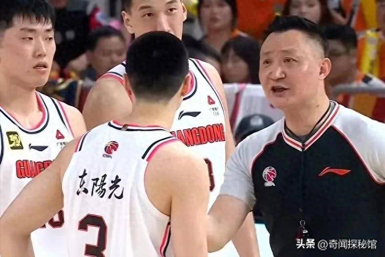 CBA晋粤大战：从篮球赛到拳击赛，裁判与球员的双重挑战