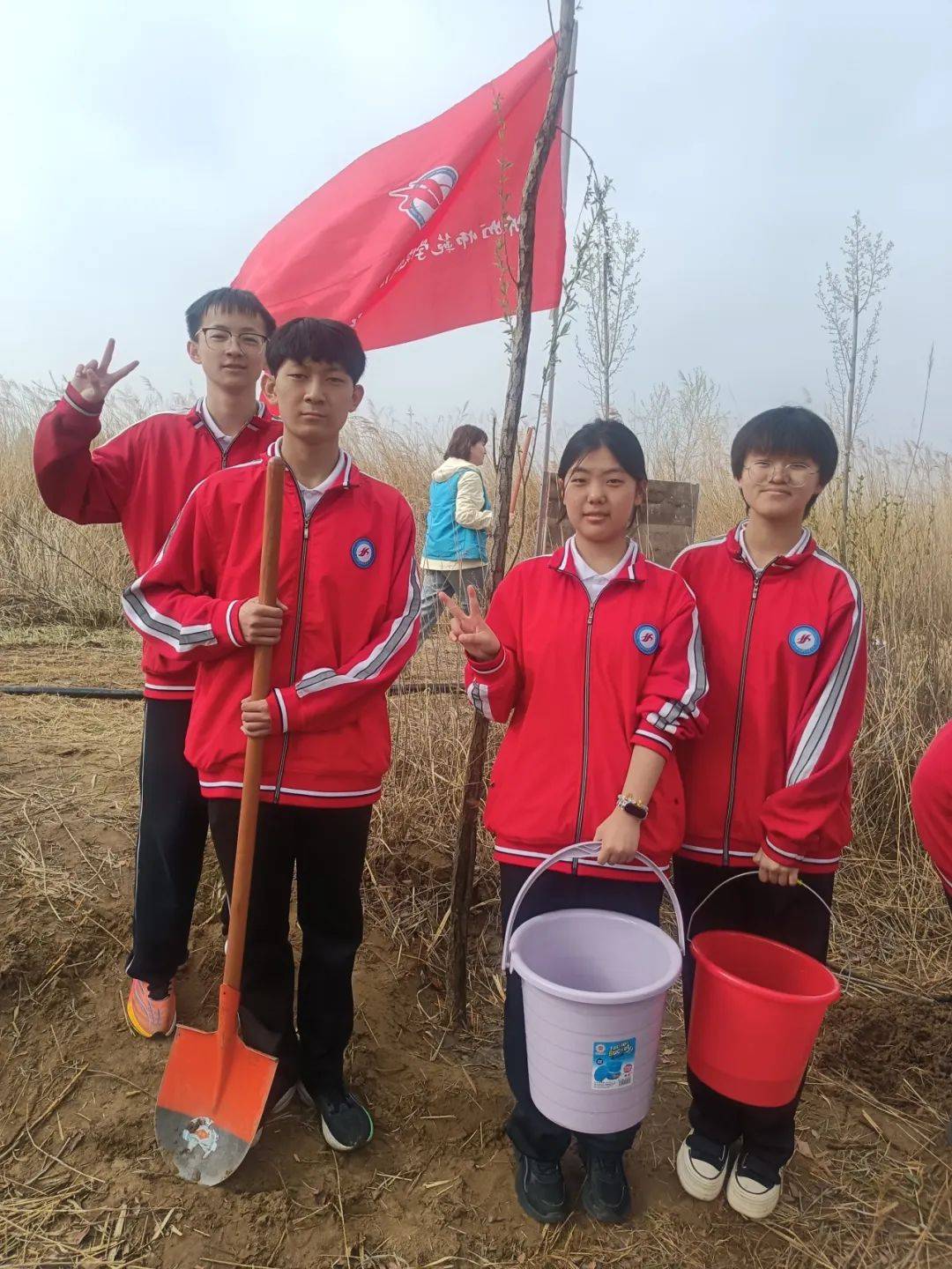 —忻州师院附中组织学生参加植树实践活动