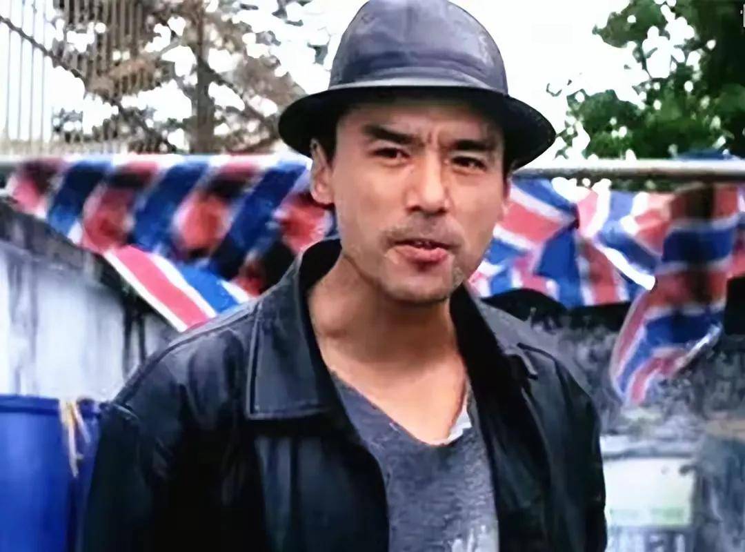 72岁钟镇涛现身路边摊,与服务员大妈开心热聊,身材健硕不显老