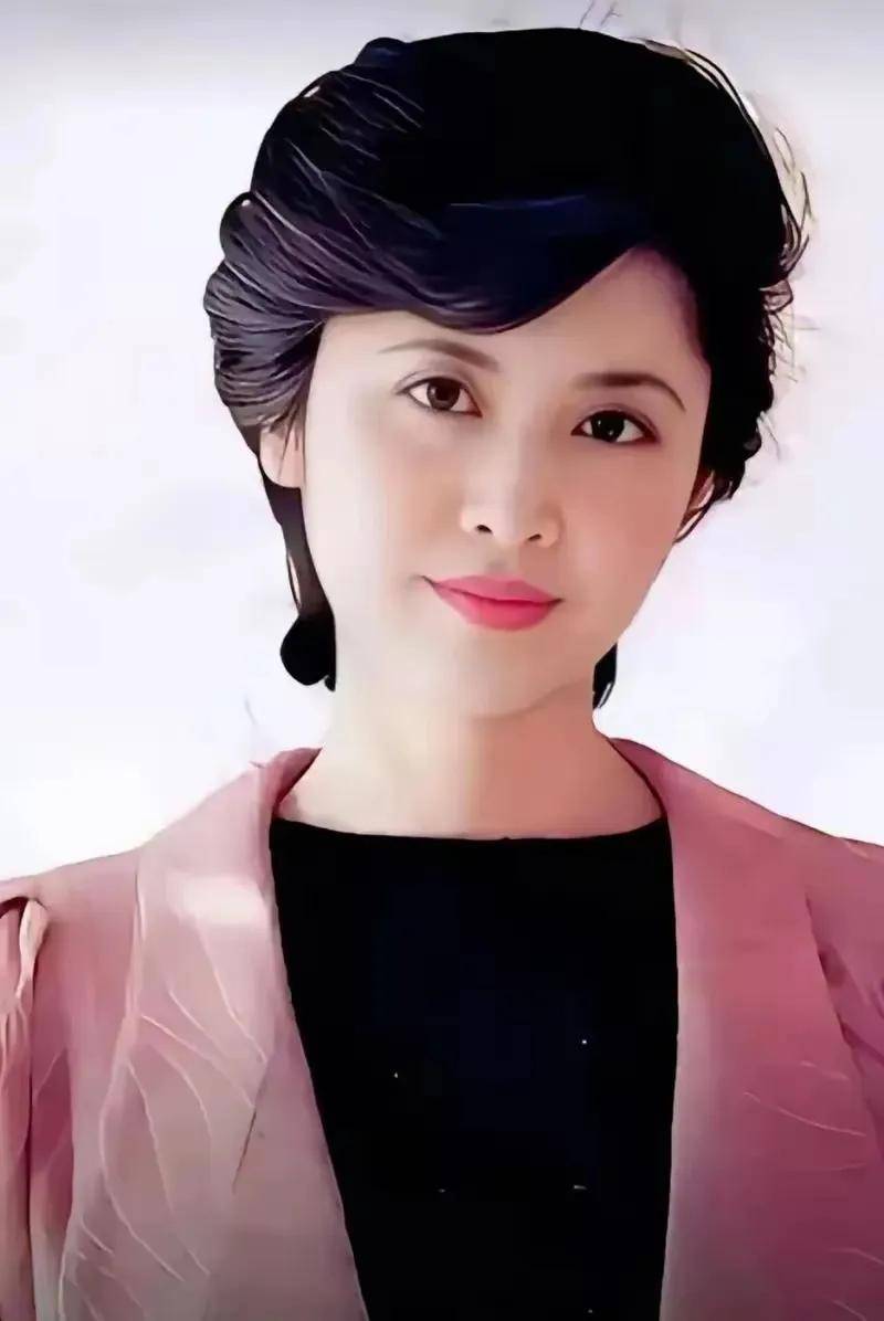 女儿国国王朱琳,几张罕见的照片,优雅尽显,颜值惊艳,一笑倾城